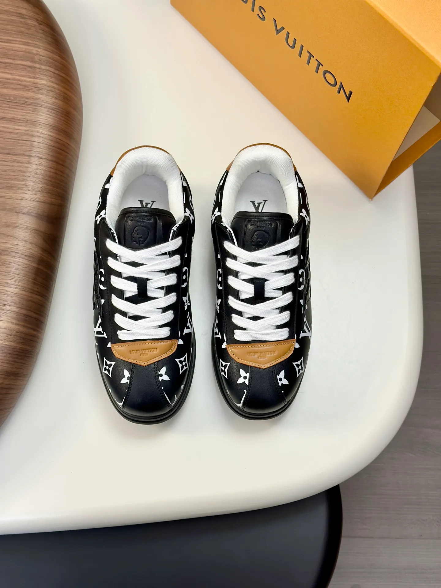Factory direct sale ¥700💰Full set of packaging💰Top version LV-Louis Vuitton-Classic catwalk new style 1:1 developed replica of the original version! ! The upper foot is very comfortable. It is made of luxurious materials and fine workmanship. The midsole is printed with English letters "Made in Europe". The upper is made of calfskin imported from Italy. The side is decorated with the brand's LOGO and signature. The latest latex foot pads and mesh lining make the foot feel super comfortable. The original two-color TPU combination outsole is specially provided by the original factory. Bag technology Goodyear stitched edges Fabric: Exclusive custom first-layer cowhide Accessories: Exclusive private model Vuitton logo, lining: Customized silk mesh lining - first-layer silk cowhide lining Outsole: TPU combination outsole wear-resistant, non-slip and anti-yellowing Foot pads: new latex pads-mesh sweat-absorbent Counter technology: fully computerized sewing machine wire drawing Toe box back cover Hot and cold shaping Full set of pull-top last with medium and low logo pattern Counter packaging - Shoelaces, certificates, cards, instructions, certificates of quality, dust bags, the most comprehensive packaging on the Internet, men's size 339-44 (38/45 custom-made, non-refundable!